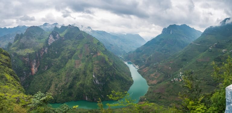 Nho Que River – Emerald Water Below Ma Pi Leng Pass