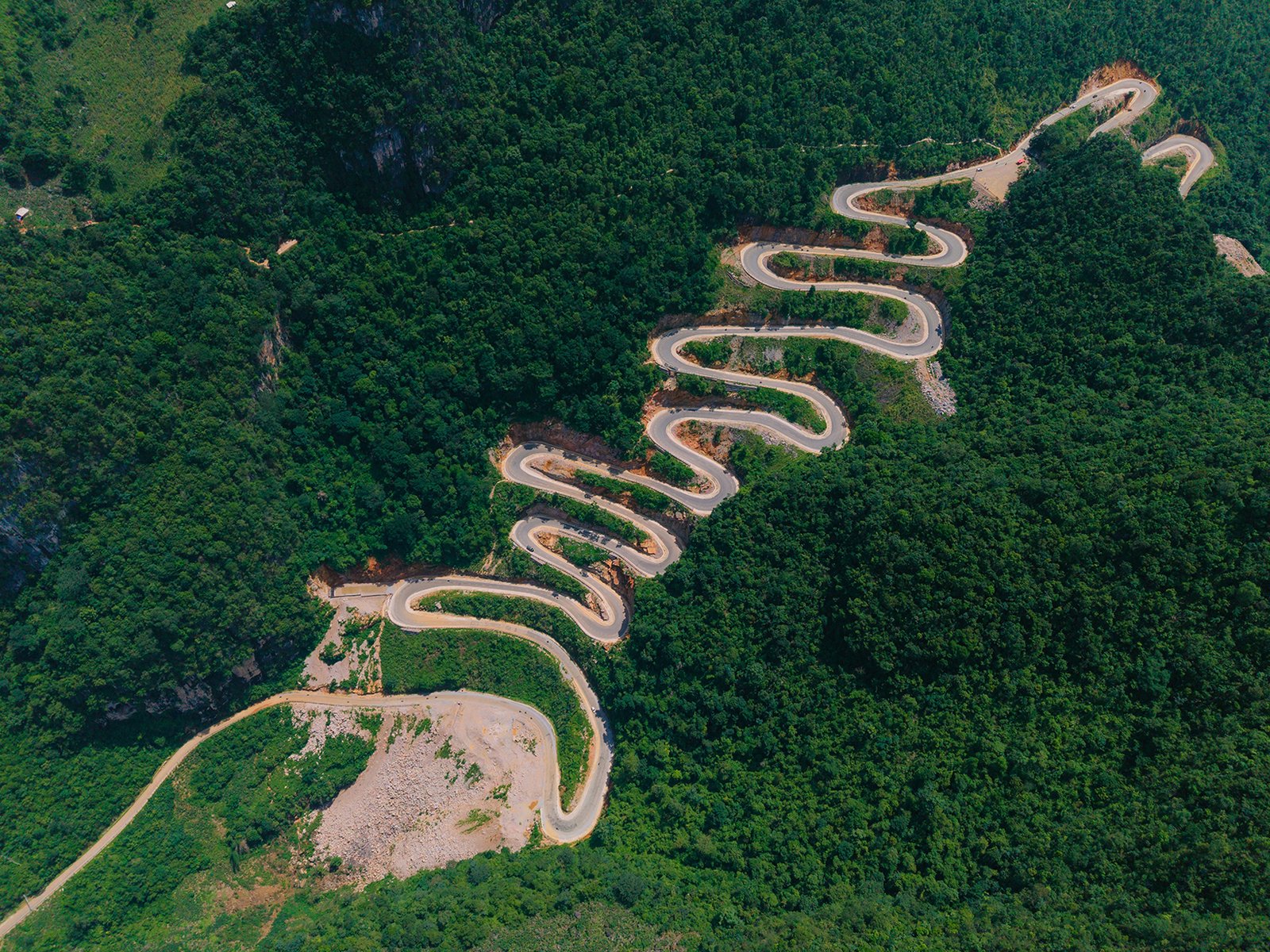 Me Pia Pass 14 winding mountain bends in Cao Bang, Vietnam